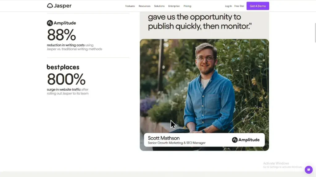 Jasper AI: Transforma tu estrategia de marketing digital 4 Imagen que presenta una tabla comparativa entre Jasper AI y sus principales competidores, destacando características clave como la personalización, optimización SEO y facilidad de uso.