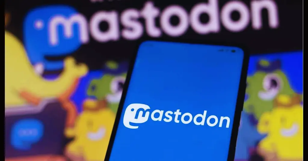 Interfaz de Mastodon mostrando la búsqueda de usuarios y el botón para seguir, junto a una lista de cuentas sugeridas
